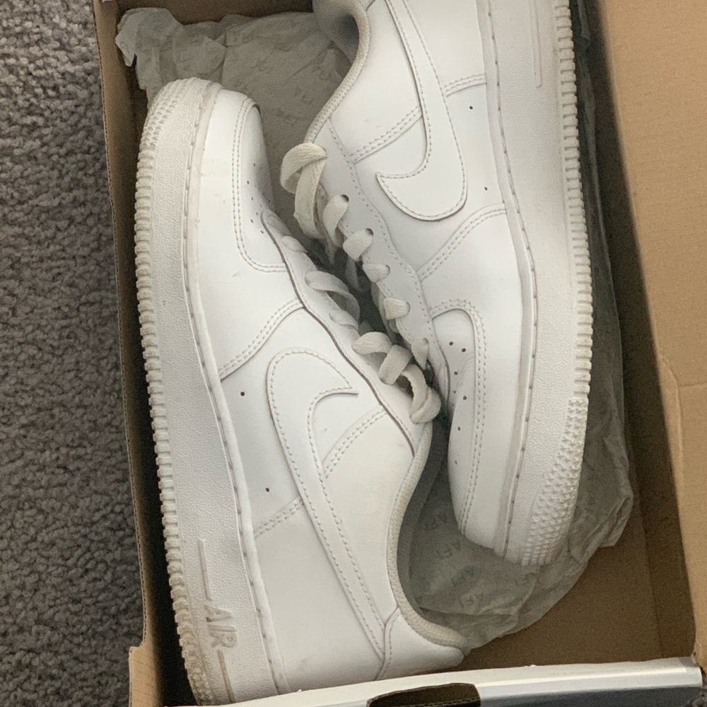 - Kids White Up . Size 6 and 1/2 Kids = W 8